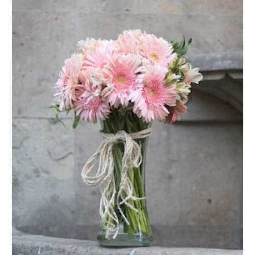 Gerberas rosas y astromelias
