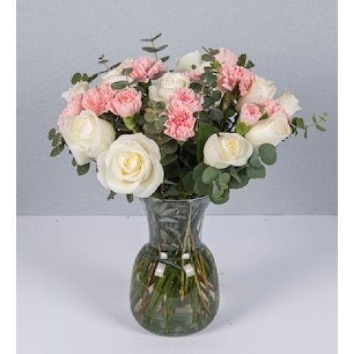 Detail White Roses and Carnations