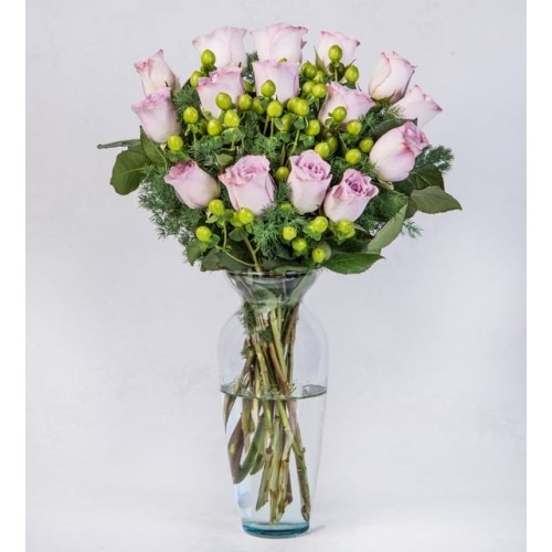 15 Lilac Roses in Glass Vase