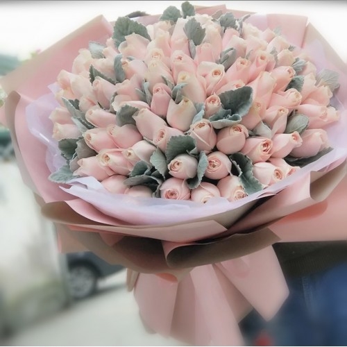 Big Hug Valentines Bouquet (Standard)