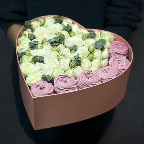 Box with roses and marshmallow 