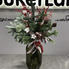 Winter composition in a vase made of natural pine needles (Premium)