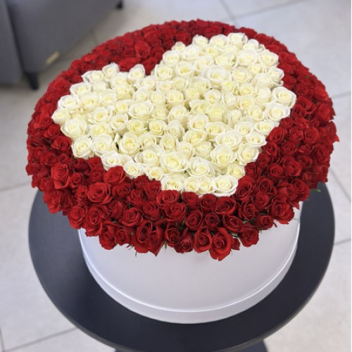201 rose mix in a heart-shaped hat box (Usual)