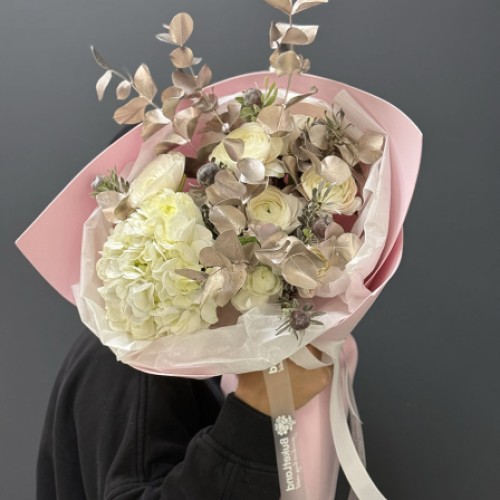 Bouquet of flowers with hydrangea and ranunculus (Usual)