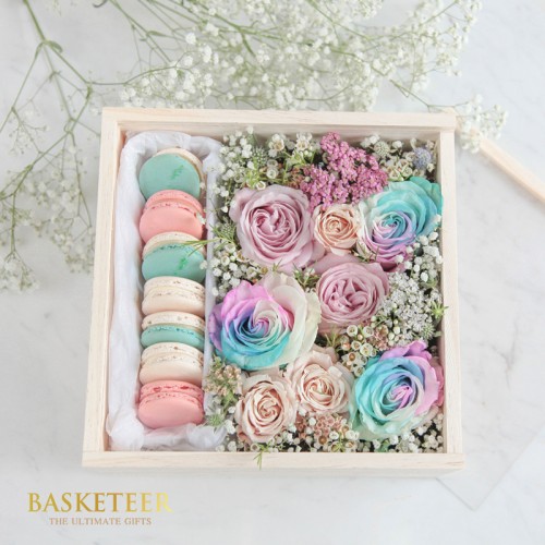 Macarons With Bright Roses Gift Box