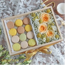 Macarons With Summer Flowers Box Set