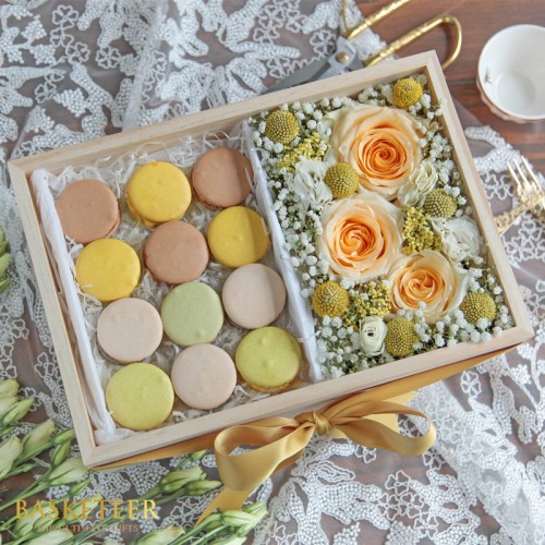 Macarons With Summer Flowers Box Set