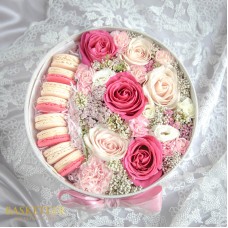 Macarons With Sweet Love Flowers