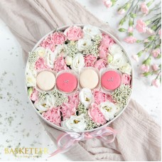 Macarons With Sweet Roses Gift Box
