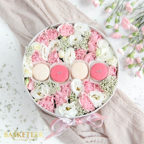 Macarons With Sweet Roses Gift Box