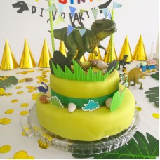 Green cake with cake ribbon (Small ((18 cm) 6 slices))
