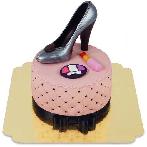 Deluxe make-up cake, round twice as high with a chocolate shoe (Small ((18 cm)12 servings))