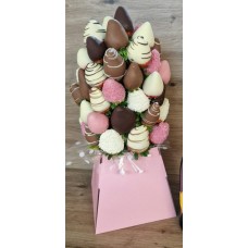 Luxury Chocolate Strawberries Hint of Pink Bouquet (LARGE BOUQUET WITH 75CL PROSECCO)