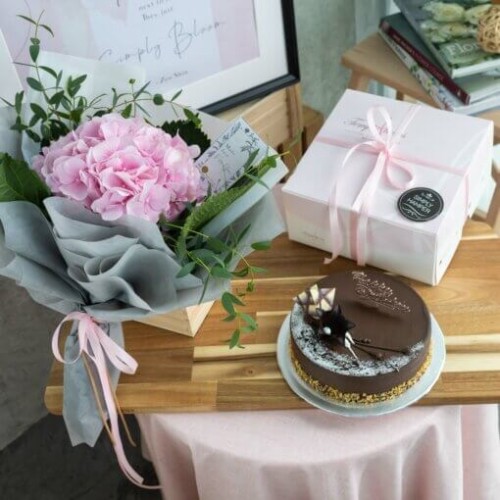 Chocolate Mousse Etoile + Bouquet (16cm (Recommended for 4-6 pax))