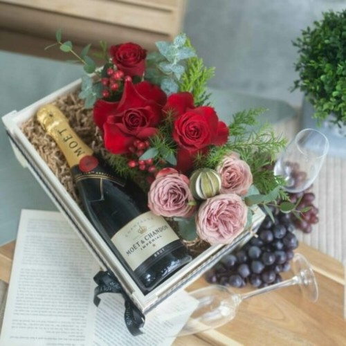 Mo«t & Chandon with Flowers