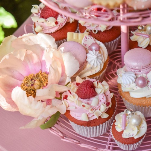 Pink Lush Box: Cake & Sweets (50 persons)