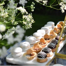 White & Gold Box: Cake & Sweets (50 persons)