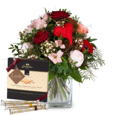 Valentine's Day Bouquet with red roses and Gottlieber Huppen with hanging gift tag «Love» (Minimum)