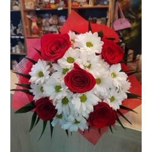 Bouquet of red roses and white chrysanthemums
