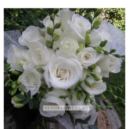 Bouquet of white roses 