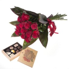Bouquet of red roses and Premiere mini