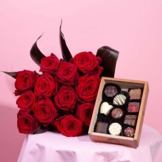 Bouquet of red roses and Elegance pralines