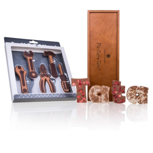 A set of tools and the inscription Dad in milk
